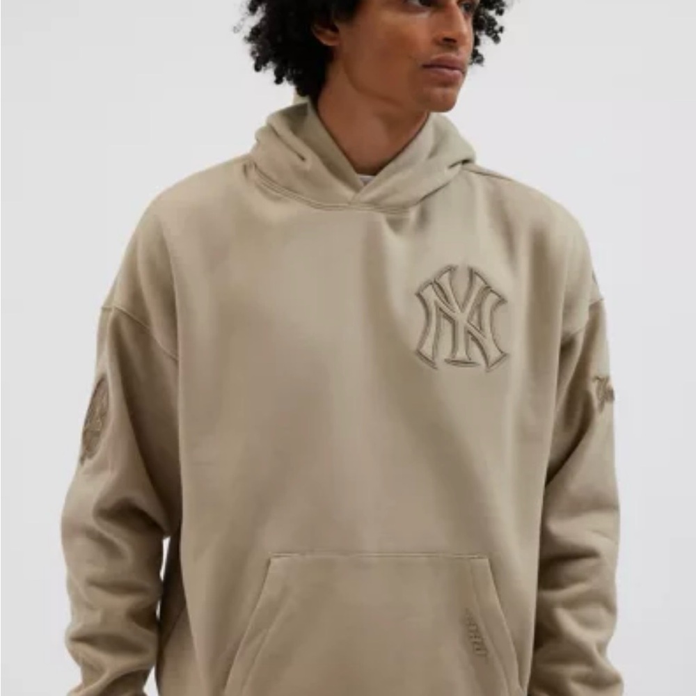 SOLD OUT Urban Outfitters New York Yankees Pro Standard MLB Hoodie Medium